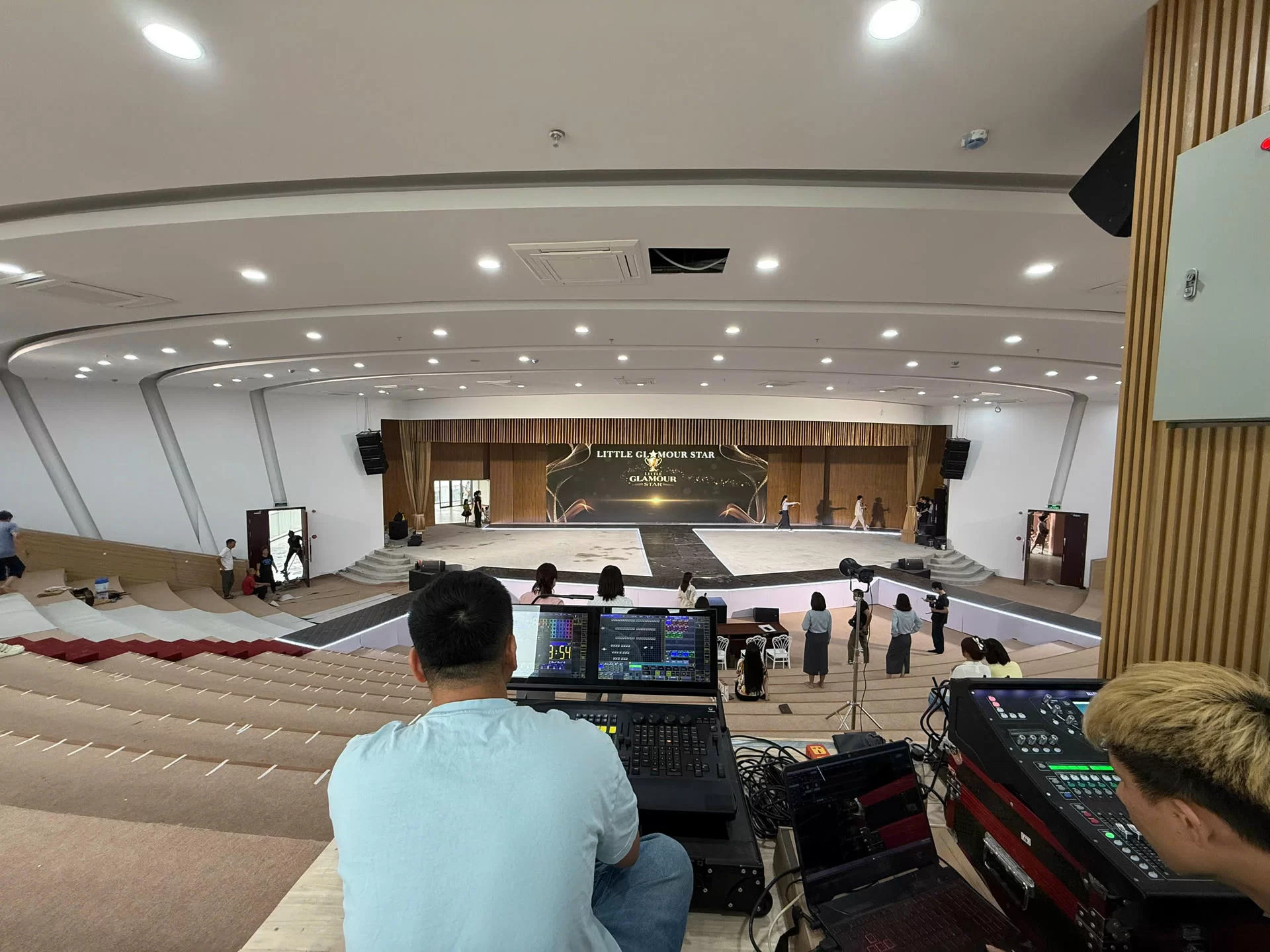 Hệ thống ánh sáng sân khấu